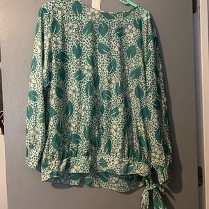 Ladies, sheer blouse, long sleeve with a photo on the side, the bottom